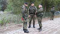 Drei Soldaten in einer lockeren Gesprächssituation.