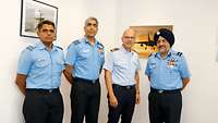 Der Amtschef Generalmajor Katz begrüßt Air Commodore Teijinder und die Mitglieder der Delegation.