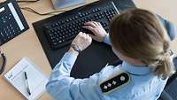 Soldatin am Arbeitsplatz