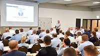 Ein Saal mit den Teilnehmern der sogenannten Human Factors Trainer Fachtagung
