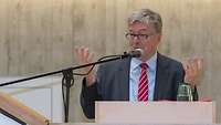Ein Mann steht an einem Rednerpult