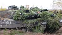 2 Kampfpanzer Leopard greifen an.