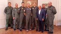 Gruppenfoto von Soldaten in Fliegeruniformen und einem Zivilisten
