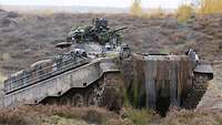 Ein Schützenpanzer Puma im Gelände.