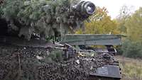 Ein Brückenlegepanzer hinter einem Kampfpanzer.