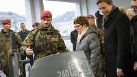Soldaten und Zivilisten stehen zusammen.