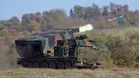 Ein Raketenwerfer schießt eine Rakete ab, die mit einem Feuerschweif aufsteigt.