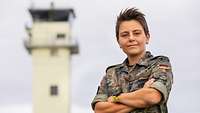 Hauptfeldwebel Jacqueline Malter vor einem Tower.