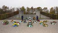 Ehrenmal mit niedergelegten Kränzen