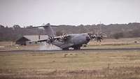 A400M landet in Jagel Ein A400M setzt auf der Landebahn am Fliegerhorst Schleswig auf.