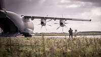 Ein AMPT-Soldat bei der Sicherung des A400M.