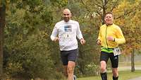 Regimentskommandeur und weiterer Jogger beim Fliegerhorstlauf