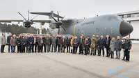 Alle Beteiligten des 2. Runden Tisches auf dem Lechfeld vor einem A400M