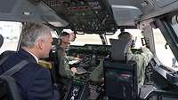 Der Kommodore des LTG 62 ist selbst der Pilot auf dem Flug und lässt den Wahlkreisabgeordneten ins Cockpit des A400M