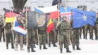 Mehrere Soldaten stehen in Formation