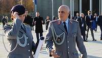 Eine Soldatin mit einem Soldaten im Gespräch.