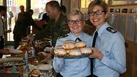9_BLS_Spendenaktion_2019_Hauptmann Patricia Franke und Oberfeldarzt Dr. Anja Freimann