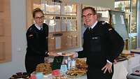 14_BLS_Spendenaktion_Kuchenübergabe