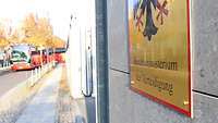 2 Busse vor dem Bundesministerium der Verteidigung in Berlin.