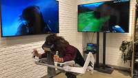 Eine Frau testet den Flugsimulator.
