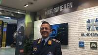 Patric Horstmann in Uniform in de Karriere Lounge