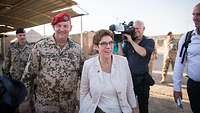 Der Besuch der Verteidigungsministerin im August war ein Höhepunkt seiner Zeit im Einsatz Soldaten und Journalisten gehen gemeinsam mit der deutschen Verteidigungsministerin im Irak