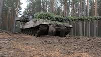 Ein Panzer bewegt sich im Wald