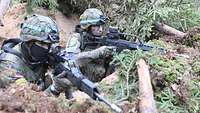 Zwei Soldaten mit Gewehr im Anschlag