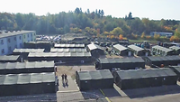 Panoramaansicht des Gefechtsstandes. Viele Zelte sind zu sehen, am Horizont erstreckt sich Wald.