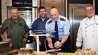 Der Inspekteur der Luftwaffe beim Wiegen des rohen Stollenteigs.