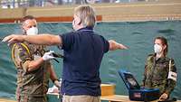 Soldat kontrolliert Journalisten