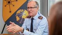 Ein Soldat in einer Interviewsituation 