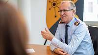 Ein Soldat in einer Interviewsituation