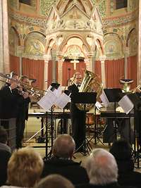 Gruppe von Musikern in einem Kirchenraum mit Publikum