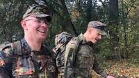 Beim Marschieren scherzen und lachen die beiden Soldaten