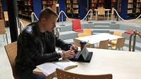 In der Bibliothek bereitet sich Leutnant zur See Pascal Wöhler auf seinen Masterabshluss vor