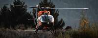 Ein Hubschrauber im Tiefflug über freiem Gelände