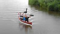 Zufriedene Teilnehmer in einem Boot