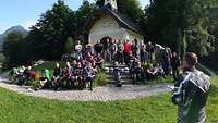 Feldandacht vor der Kapelle der Seligpreisungen