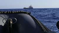 Blick aus dem Rettungsboot in Richtung des Frachters