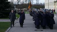 Generalarzt Schick und Florian Herrmann vor der angetretenen Front des feierlichen Anlasses.