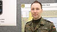 Ein Soldat vor einer Karte