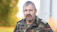Ein älterer Soldat in Uniform schaut in die Kamera.