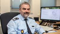 Ein Soldat an eine Computer