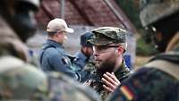 Ein Soldat erteilt Befehle