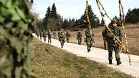 Mehrere Soldaten auf einem Weg