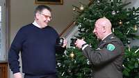LGAI-Pate und Patenoffizier stoßen am Weihnachtsbaum an LGAI-Pate und Patenoffizier stoßen am Weihnachtsbaum an