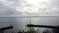 Blick auf den Bodensee, im Vordergrund eine Steganlage