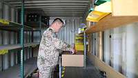 Oberstabsfeldwebel Thomas D. prüft den Materialbestand in den Lagercontainern
