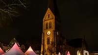 Eine Aufnahme bei Nacht von einem Kirchen-Glockenturm